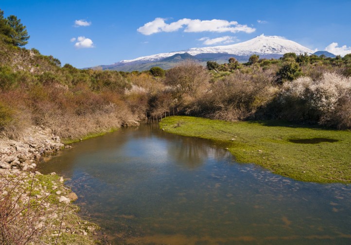 Il versante nord dell'Etna e le acque del Lago Gurrida - © pietronicosia.it
