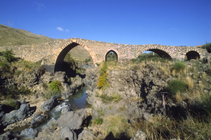 Al Ponte dei saraceni, il Simeto incontra le lave dell'Etna - © pietronicosia.it