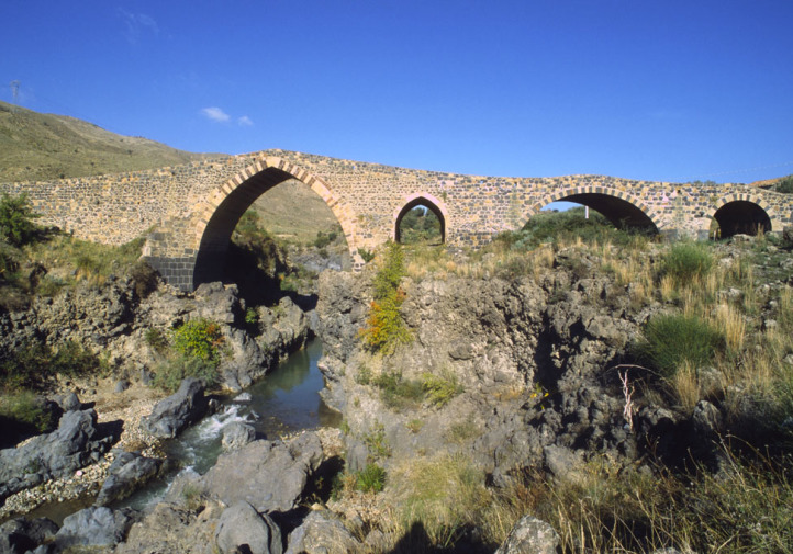 Al Ponte dei saraceni, il Simeto incontra le lave dell'Etna - © pietronicosia.it