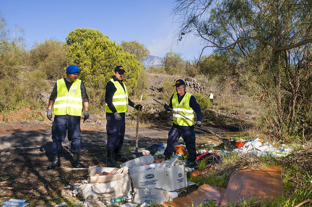 I volontari dell’AEOP Sicilia all’opera ai “Tre Altarelli” di Nicolosi – © pietronicosia.it