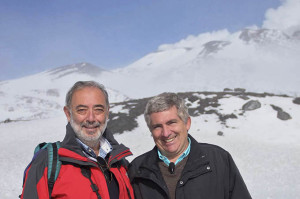 Francesco Petretti durante le riprese sull'Etna e con Francesco Pennisi, responsabile delle fruizione del Parco