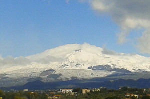 L'Etna fotografato intorno alle 9 di mercoledì 8 aprile