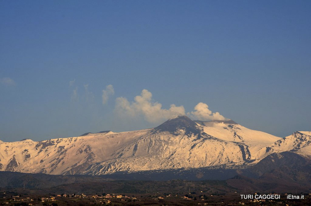 l'Etna fotografato nel primo mattino di lunedì 14 aprile 2015 da Turi caggegi - © Turi Caggegi ietna.it