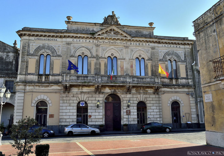 Il Palazzo Municipale di Linguaglossa - © ROSSOLAVICO PHOTO,  Immagine fornita dall'Ufficio Stampa del Comune di Linguaglossa