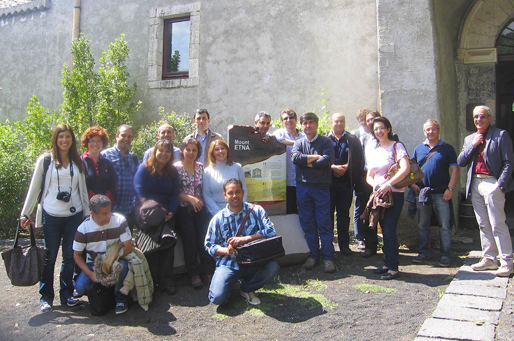 Il gruppo transfrontaliero posa dinanzi alla targa Etna-UNESCO