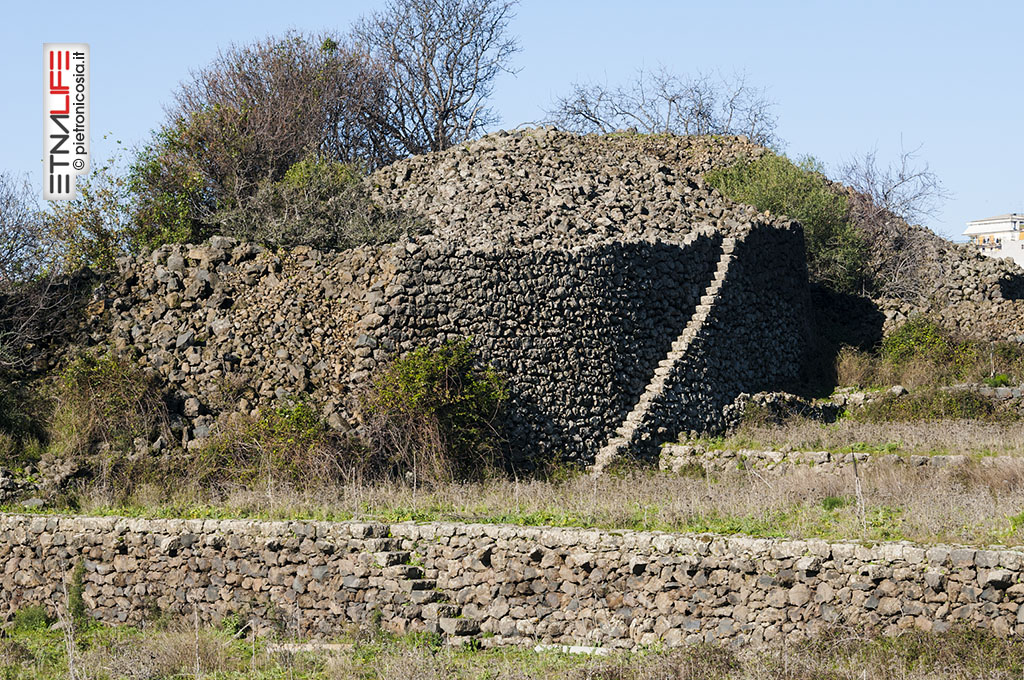 Belpasso, una delle caratteristiche torrette costruite pietra su pietra - © pietronicosia.it