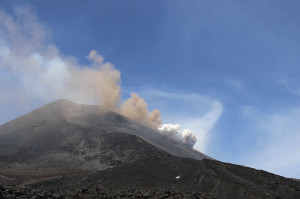 Il teatro dell’eruzione del 13 maggio 2015 ed emissione di cenere - © Foto Orazio Distefano, Parco dell’Etna