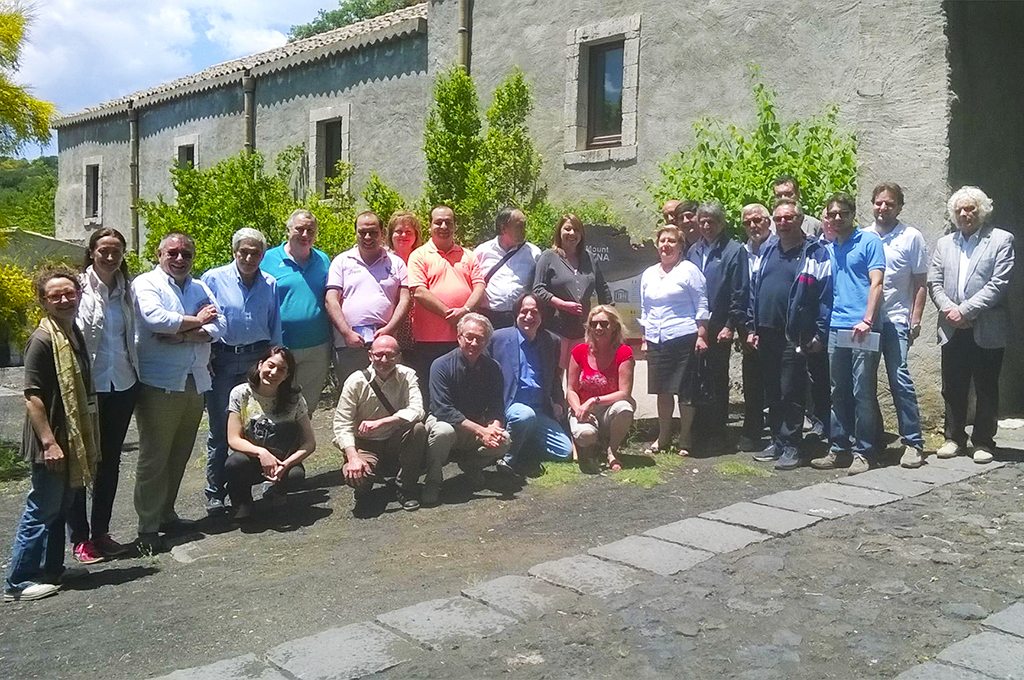 La foto ricordo per il gruppo dei giornalisti partecipanti al seminario "Raccontare l'Etna", riuniti attorno alla stele celebrativa del riconoscimento Unesco
