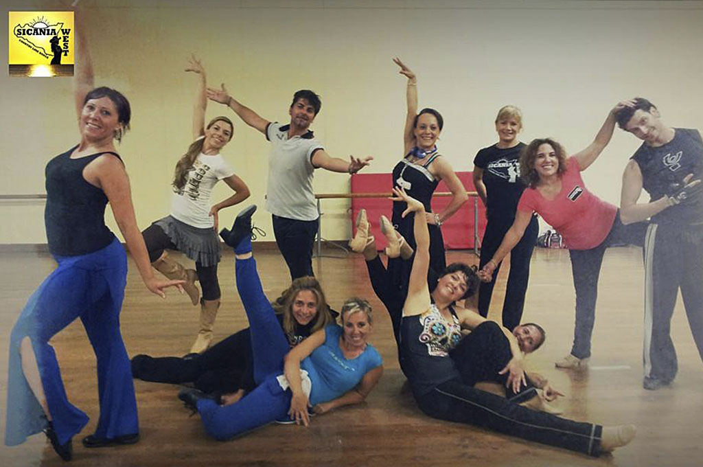 Il Sicania West Country Line Dance Academy; la prima a sinistra è Tiziana Nastasi