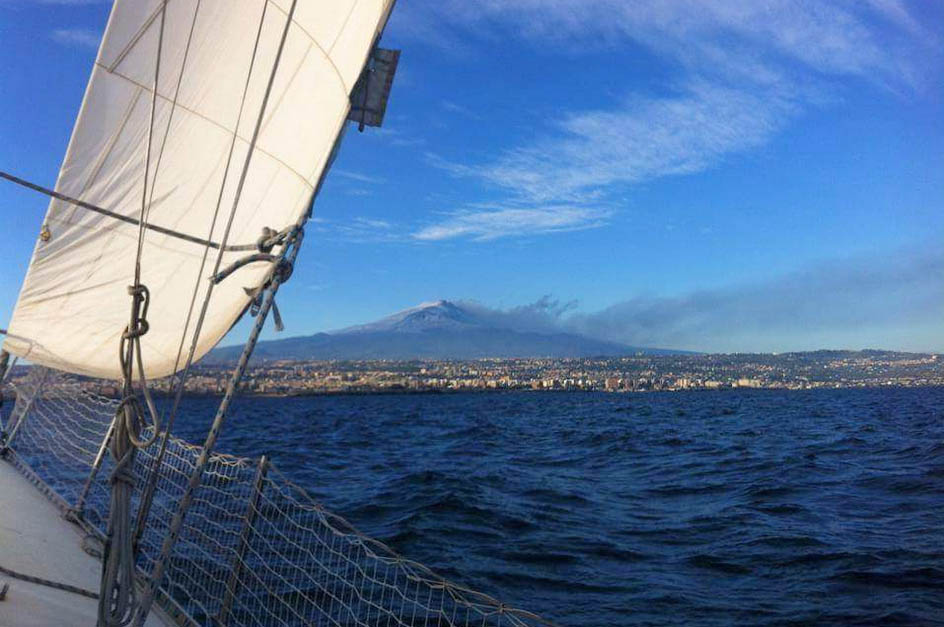 Il mare e l'Etna. Immagine fornita dall'ufficio stampa del Porto dell'Etna Marina di Riposto