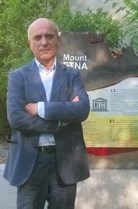 Il direttore Santi Trovato accanto alle stele UNESCO