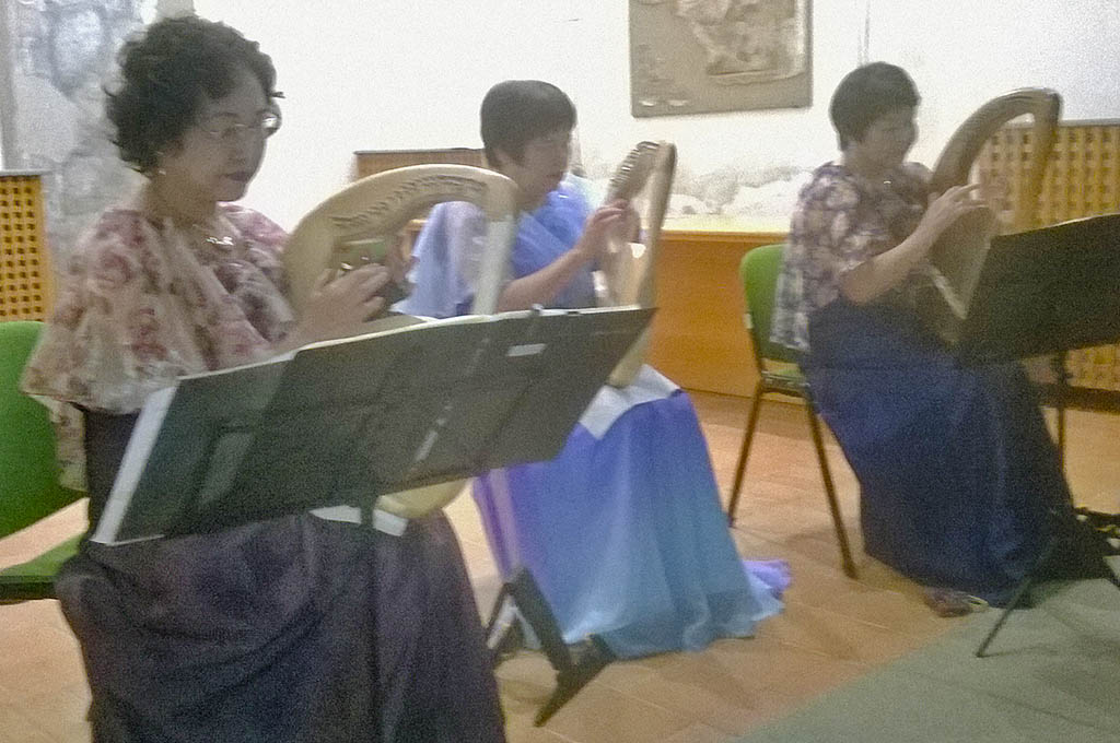 Un momento del concerto di lira di Fujiko Takaghi, Kyoto Sumeraghi ed Etna Saito