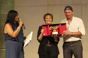 Il Sindaco di Linguaglossa Rosa Maria Vecchio consegna il Premio Etna 2015 a Tom Perry