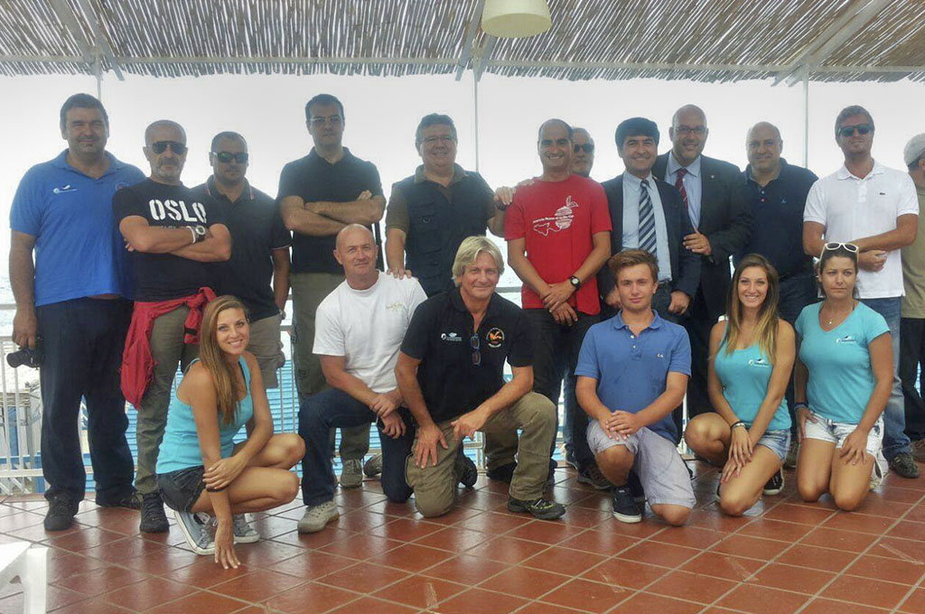 Rosario Catania, al centro con la maglia rossa, e il team che lo supporta nell'Etna Vertical Experience