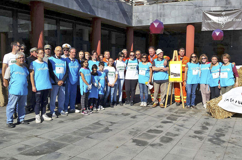 Un gruppo di volontari con la pettorina UNICEF che ha partecipato a Strade Pulite