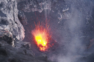 Attività esplosiva all'interno del Cratere Centrale dell'Etna - © Foto Biagio Ragonese Gruppo Guide Etna Nord