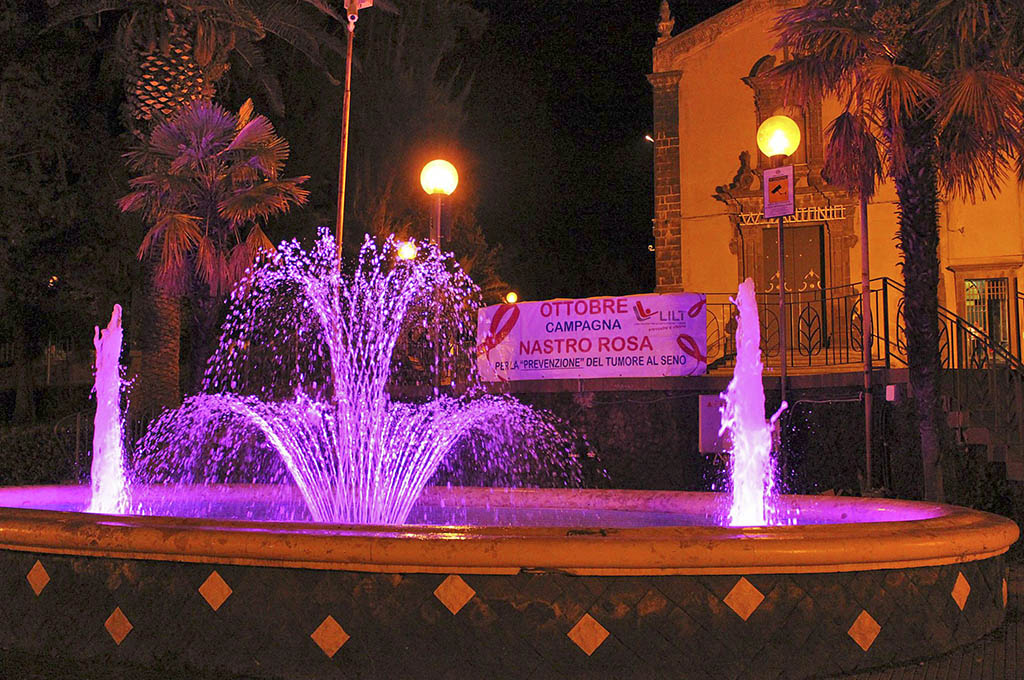 La fontana del Giardino Martoglio illuminata di rosa per ricordare l'importanza della prevenzione