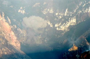Esplosione all'interno della Voragine. Immagine tratta dal Bollettino INGV