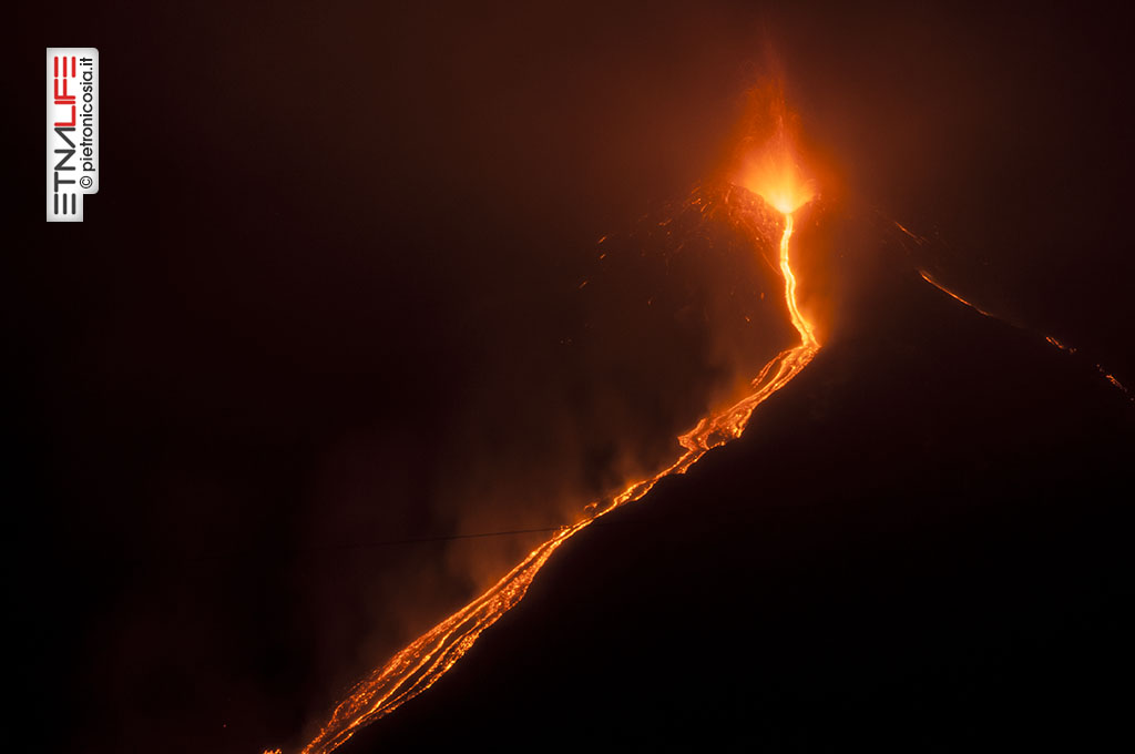 Etna, l'eruzione ripresa la sera del 7 dicembre 2015 - © pietronicosia.it