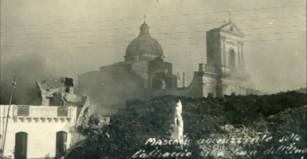 La lava "inghiotte" la chiesa Madre di Mascali nel 1928