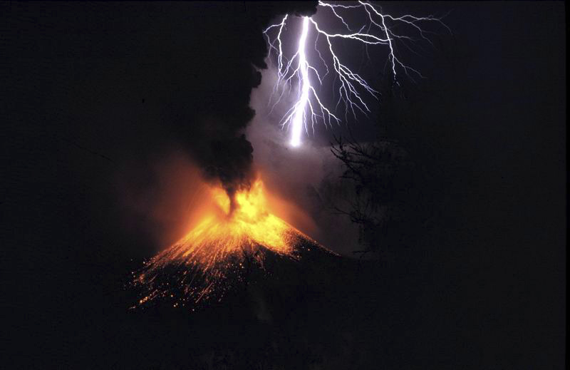 Una piccola eruzione del monte Rinjani, con un fulmine vulcanico. Località: Lombok, Indonesia - Foto Oliver Spalt http://www.artweise.de