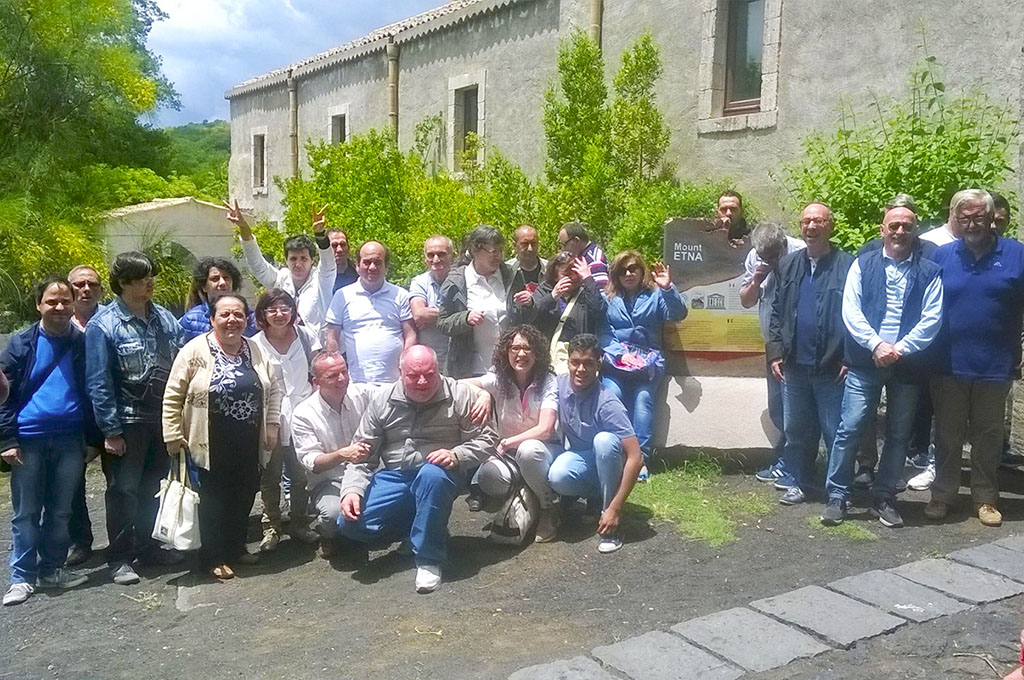 Il gruppo di ospiti opsa davanti alla pietra-emblema Etna UNESCO