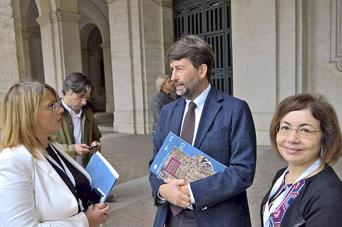 Da sinistra: la Presidente del Parco dell'Etna Marisa Mazzaglia, il Ministro Dario Franceschini, la componente delo Staff Unesco del Parco dell'Etna Agata Puglisi