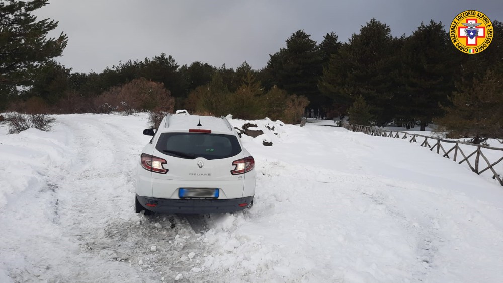Auto bloccata dalla neve