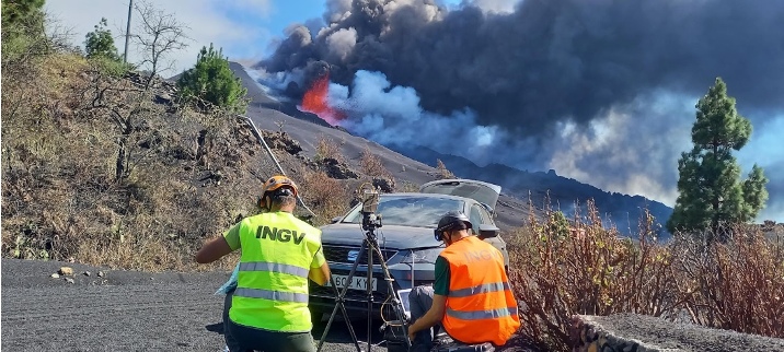 I ricercatori dell’INGV al Cumbre Vieja durante l’attività esplosiva. Al centro, la telecamera ad alta velocità