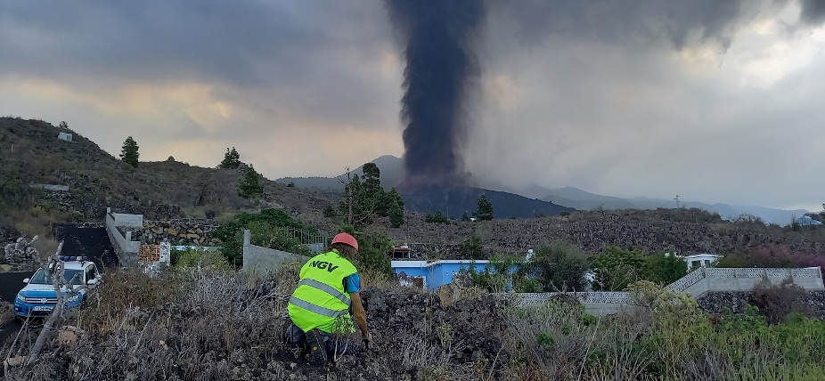 Ricercatore dell’INGV al Cumbre Vieja nei primi giorni dell’eruzione del 2021